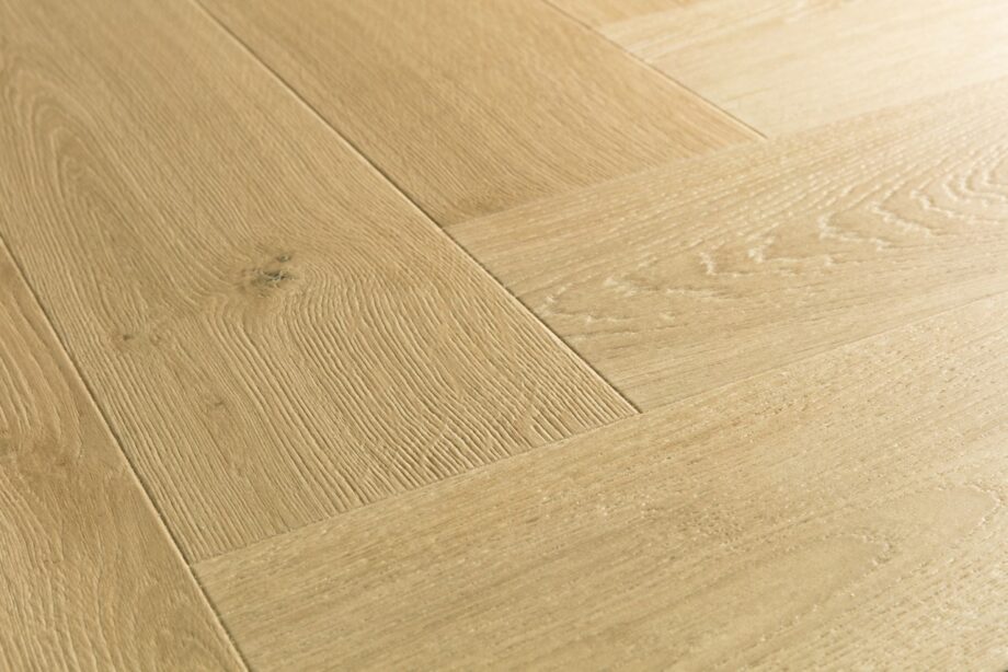 herringbone-laminate-floors-quick-step-impressive-design-gardamom-oak Herringbone laminate floors Quick Step Impressive Дизайн Gardamom Oak, light brown oak tone with a uniform and natural grain pattern