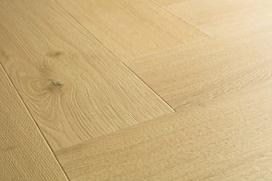 kalanruoto-laminaatti-quick-step-pergo-impressive-design-nutmeg-oak Kalanruoto laminaatti Quick Step Pergo Impressive Дизайн Ginger Oak, lämmin keskiruskea tammen sävy ja tasainen lajitelma, vesilätäkkö osoittamassa vedenkestävyyttä