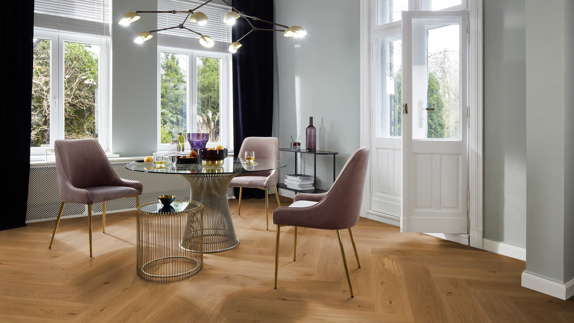 Kalanruoto tammi Mix viistetty harjattu öljyvahattu 180mm – luonnollinen sävy ja elävä lajitelma, jossa tammen kauniit syykuviot korostuvat. Asennettu ruokasaliin, jossa on ruokapöytä ja tuolit.