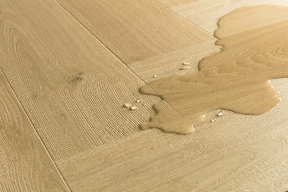 kalanruotolaminaatti-quick-step-pergo-impressive-design-gardamom-oak Kalanruotolaminaatti Quick Step Pergo Impressive Дизайн Gardamom Oak, vaaleanruskea tammen sävy ja tasainen lajitelma, vesilätäkkö osoittamassa vedenkestävyyttä