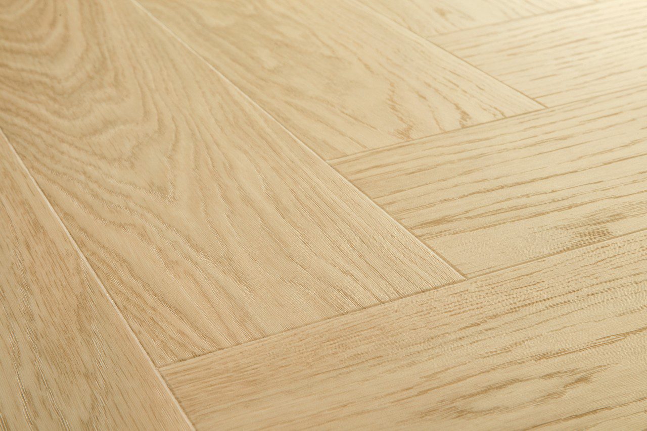 Kalanruotovinyyli Quick Step Ciro Pure Oak Blush – lämminsävyinen vaalea tammi, jossa on hienovaraisesti harjattu pinta ja luonnollinen puunsyykuvio. Hillitty ja elegantti sävy luo pehmeän ja modernin ilmeen skandinaaviseen sisustukseen.