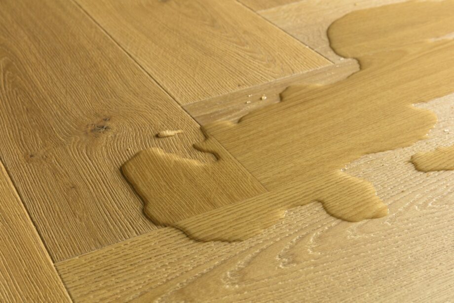Laminaatparkett kalasaba Quick-Step Impressive Дизайн Cumin Oak naturaalne toon ja sorteering. Veelomp laminaadil viitamaks selle veekindlusele.