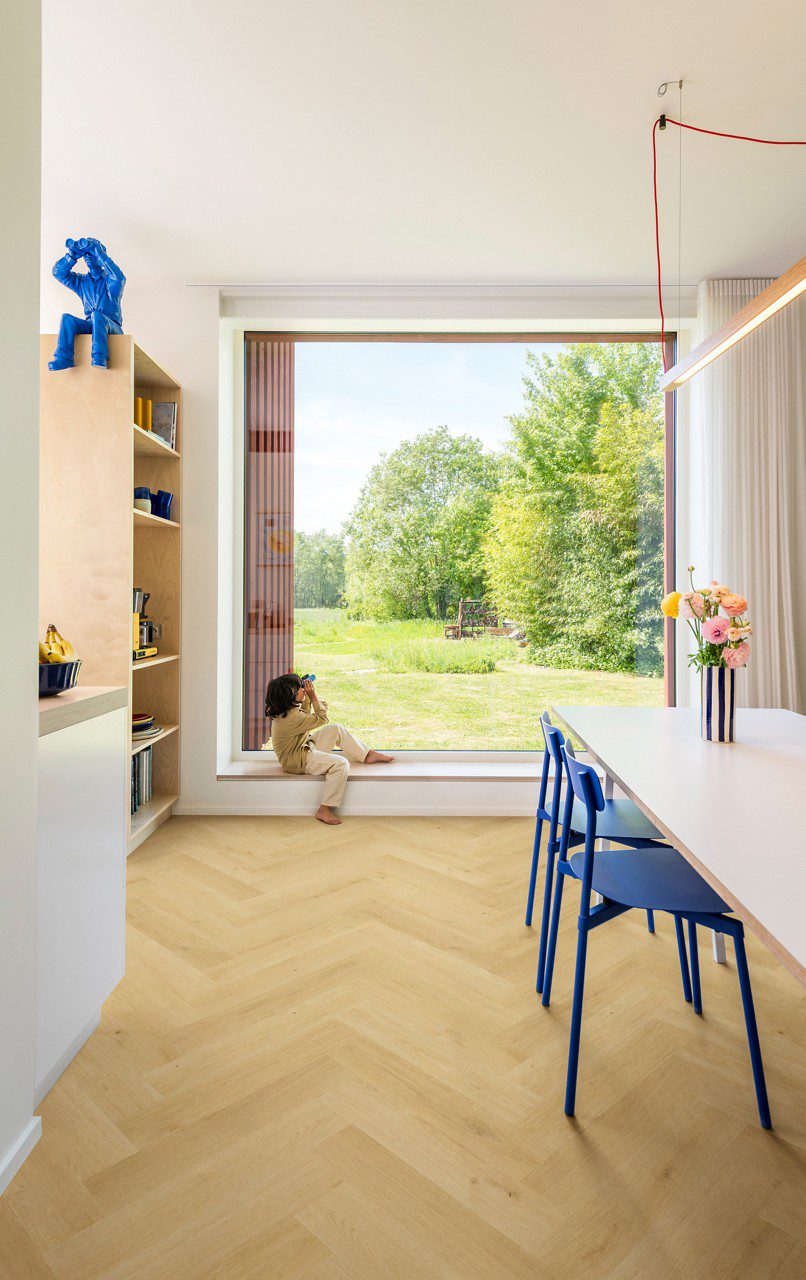Laminate floor Quick-Step Impressive Дизайн Nutmeg Oak installed on kitchen floor