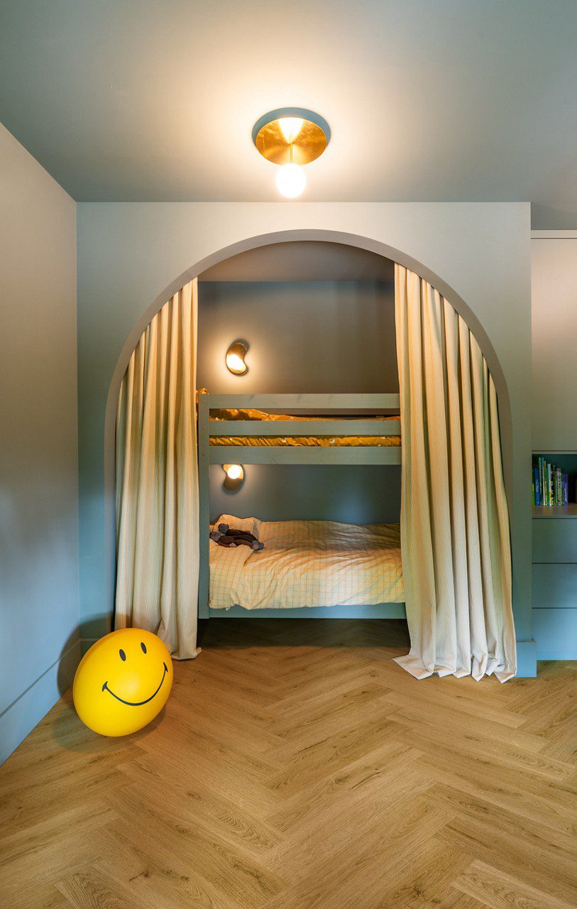 Виниловый ламинат ёлочкой Quick Step Ciro Botanic Smoked Oak, уложен на полу детской комнаты, встроенная двухъярусная кровать с занавесками.