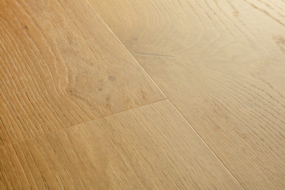 lvt-parkett-quick-step-blos-coast-tamm-honey LVT parkett Quick-Step Blos Coast tamm honey naturaalse tamme tooni ja faastitud tammest põrandalaud disainiga.