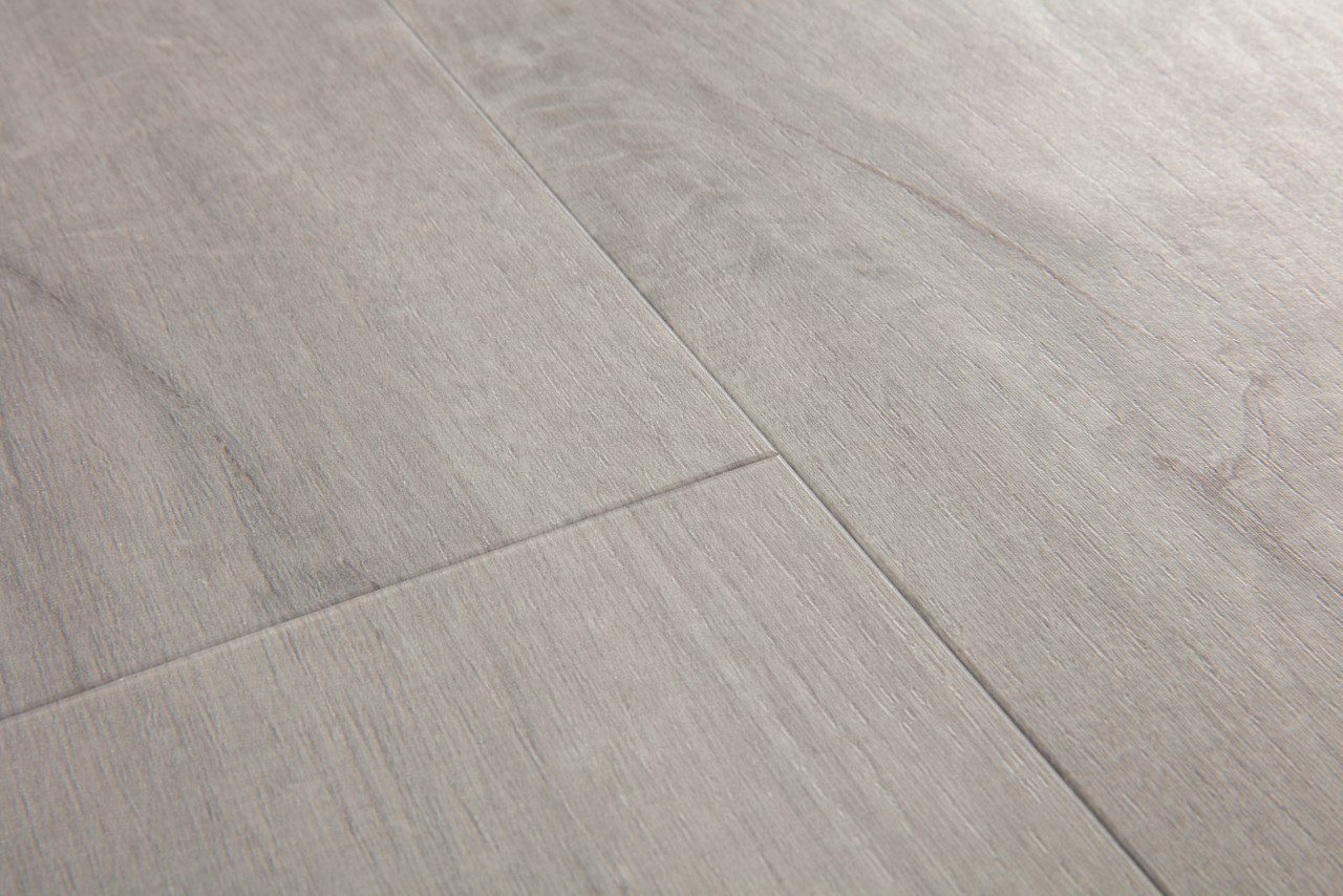 Vinyylilankku Quick Step Bloom Cotton Oak Cold Grey, viileä vaaleanharmaa tammen sävy ja lankkudesign.