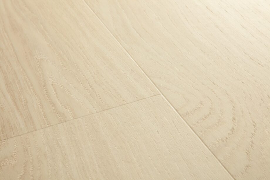 vinyylilankku-quick-step-bloom-pure-tammi-polar Vinyylilankku Quick Step Bloom Pure Tammi Polar, erittäin vaalea polaarinen tammen sävy ja lankkudesign.