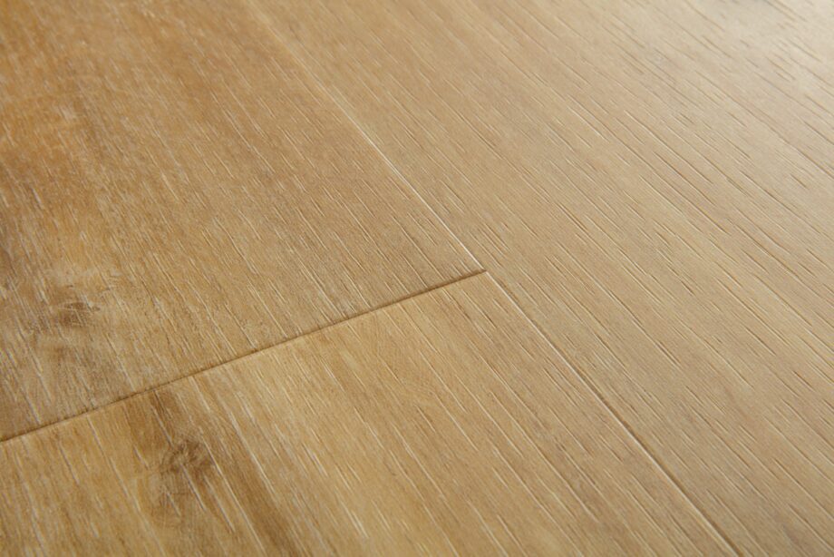 vinyylilankku-quick-step-blos-canyon-tamm-natural Vinyylilankku Quick Step Blos Vaalea Canyon Tammi Beige, vaalea hiekanbeige tammen sävy ja lankkulattia tammi.