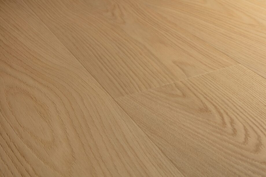 vinyylilankku-quick-step-blos-gingerbread-tammi Vinyylilankku Quick Step Blos Gingerbread tammi lämmin ruskea tammi kuosi luonnollinen puunsyy ja rauhallinen sävyvaihtelu vinyylilattia sisustuksessa