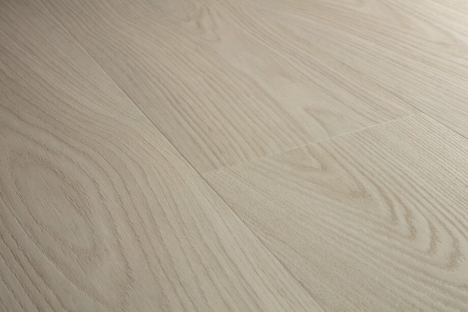 vinyylilankku-quick-step-blos-vaalea-chia-tammi Vinyylilankku Quick Step Blos Vaalea Chia Tammi, vaalea harmaan sävy ja oksaton tammilankku, lankkulattia tammi.