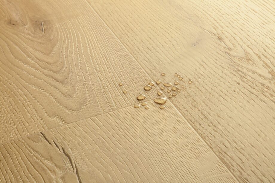 vinyylilattia-quick-step-bloom-brushed-oak-beige Vinyylilattia Quick Step Bloom Brushed Oak Beige, vaalea beige sävy ja harjattu tammikuviointi.