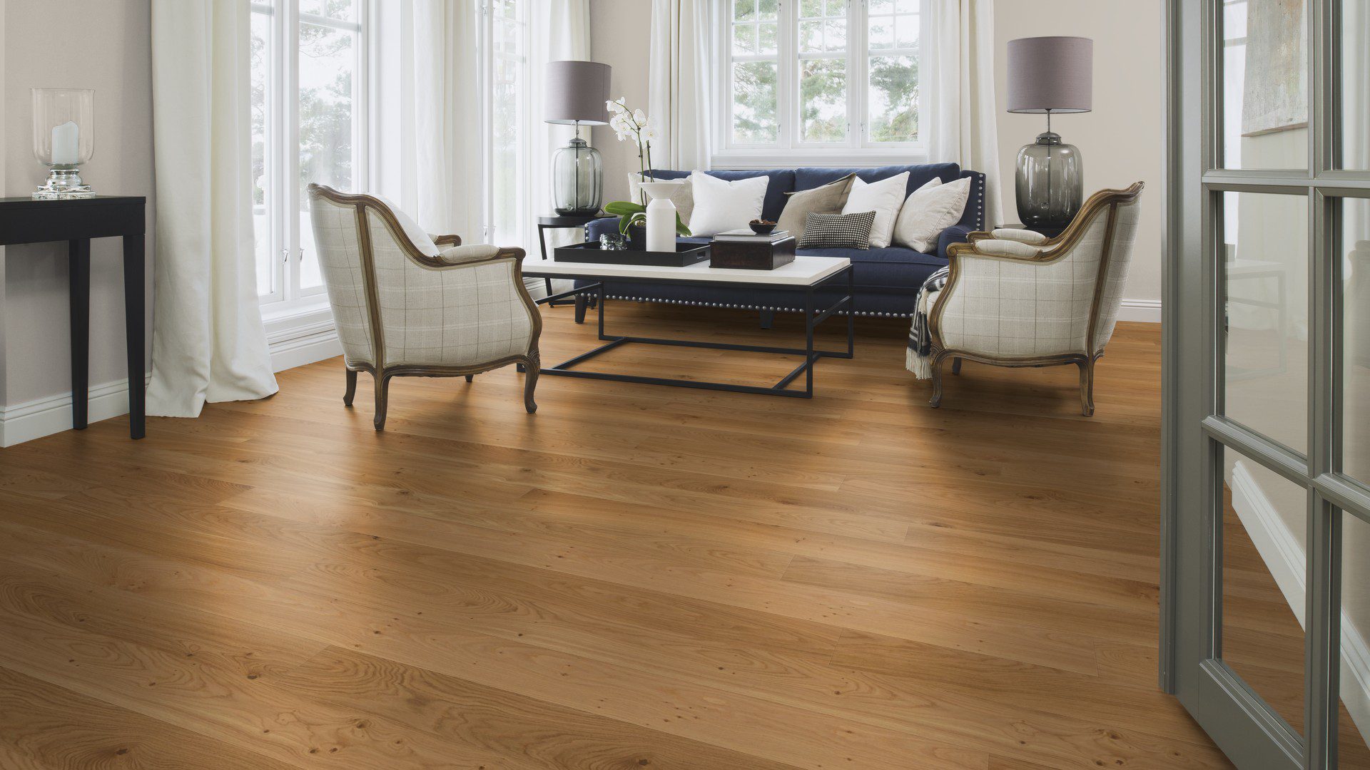 Tammeparkett Bauwerk Casapark Budget Cut harjatud matt lakk paigaldatud elutoa põrandale.