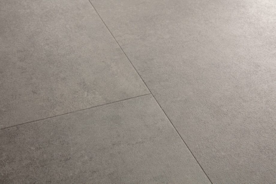 Vinüülparkett Quick_step Oro Concrete rock helehalli tooni ja betooni disainiga.