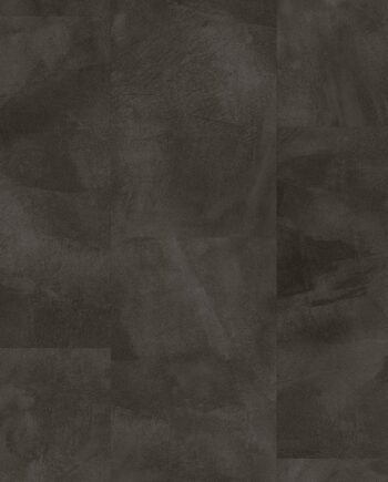 Vinyylilaatta Quick-Step Illume Soft Graphite asennettuna modernin kodin lattialle – tumma grafiitinharmaa sävy ja elegantti, hillitty kivimäinen/betonimainen design hienovaraisella tekstuurilla.