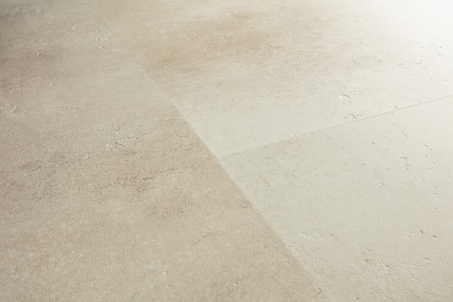 Vinyylilattia Quick-Step Illume Sandstone Concrete asennettuna kodin lattialle – lämmin hiekkabeige/greige sävy ja hillitty, luonnollisen kivimäinen betonidesign hienovaraisella tekstuurilla.