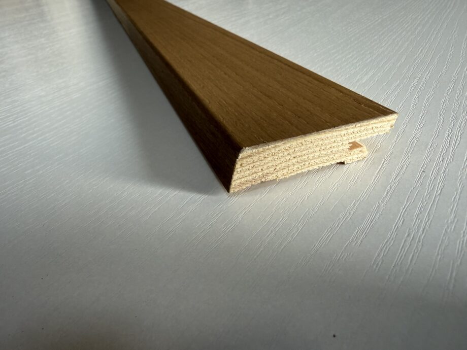 Плинтус шпонированный дуб Cappuccino 15×60мм