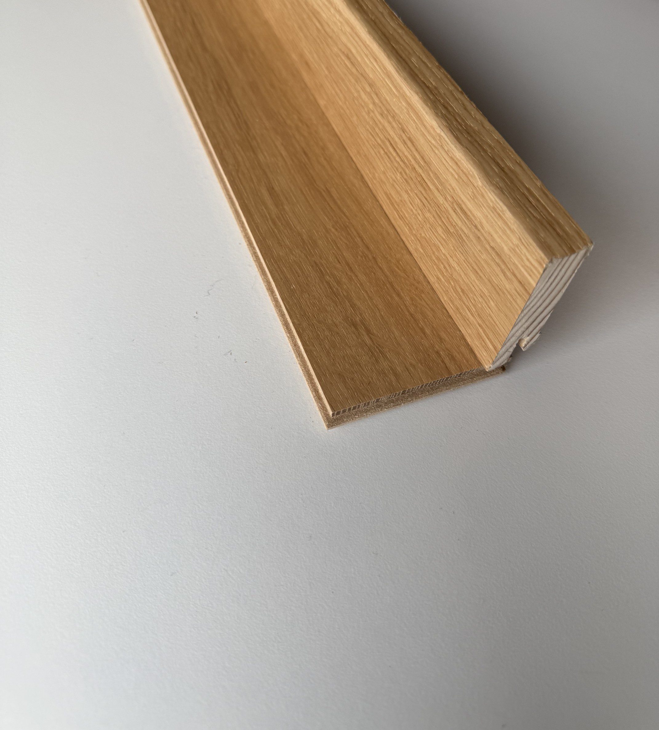 Põrandaliist tamm matt lakk 15x60x2500mm paigaldatud Bauwerk Monopark tamm Rustik 45 õlivahatatud parketile