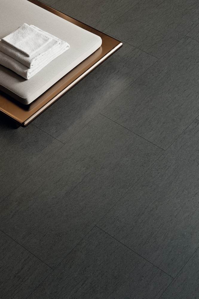 Крупноформатная керамогранитная плита под камень ABK Poetry Stone Reloaded Basaltina Dark, 120x280 см, 6 мм, натуральная матовая P.tech, противоскользящая R10