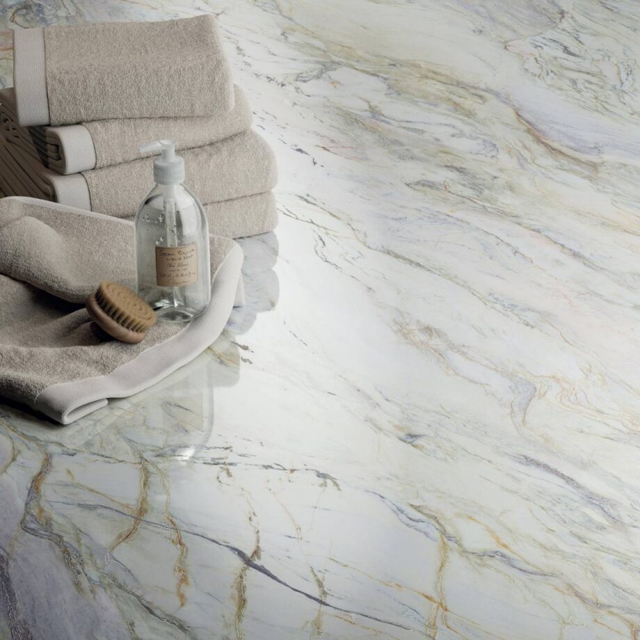 Керамическая плитка под мрамор ABK Sensi Nuance Quarzite Fusion, 60×120 см, 8,5 мм, натуральная матовая, противоскользящая R10 – фото 4 Керамическая плитка под мрамор ABK Sensi Nuance Quarzite Fusion, 120x120 см, 8,5 мм, полированная структурированная 3D (lux 3D) – 4