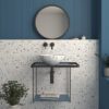 Värviline terrazzo-mustriga keraamiline plaat Dune Fragmenta Azul – interjöör