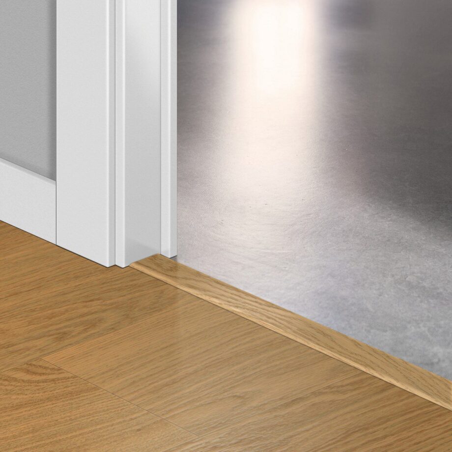 Профиль Incizo 5-в-1 Quick-Step Pure Oak Honey для жёсткого LVT винила (Alpha), 8x45x2000 мм Профиль Incizo 5-в-1 Quick-Step Pure Oak Honey для жёсткого LVT винила (Alpha), 8x45x2000 мм