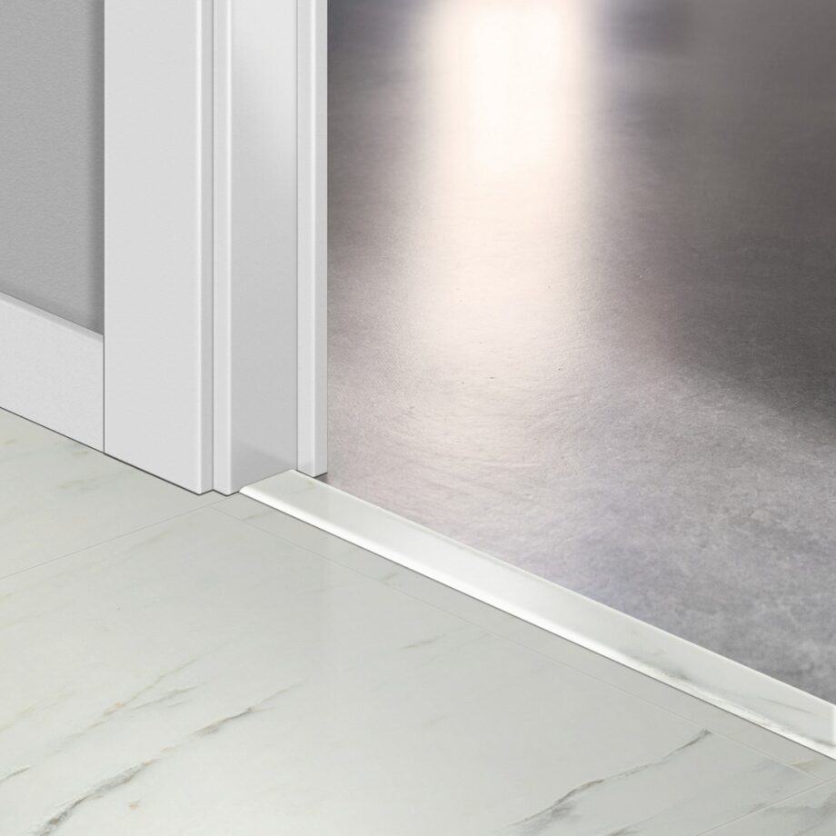 qsvincp40136-1 Профиль Incizo 5-в-1 Quick-Step Marble Carrara White для жёсткого LVT винила (Alpha), 8x45x2000 мм