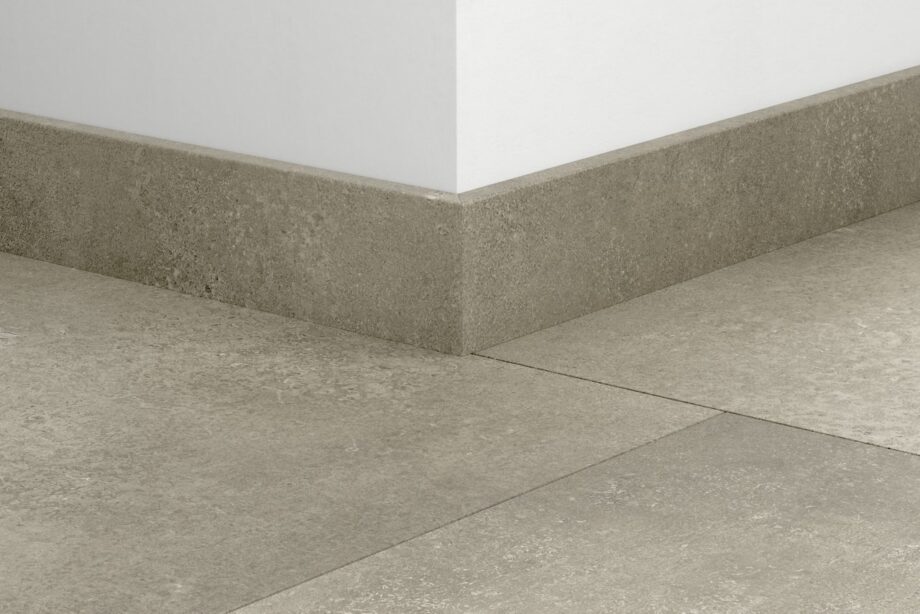 qsvsk40273-1 Плинтус Quick-Step Cloudy Concrete для LVT винила, водостойкий, 12x58x2400 мм