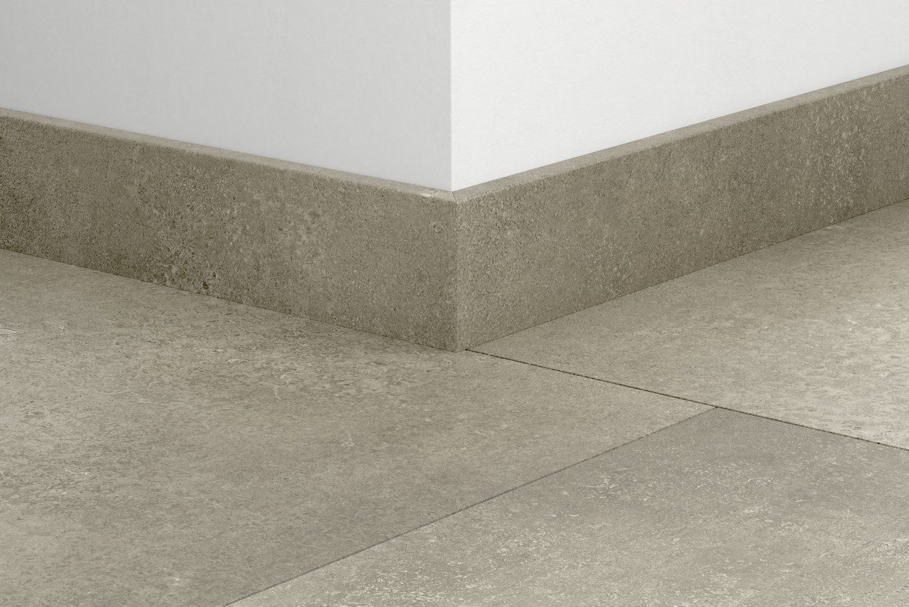 Плинтус Quick-Step Cloudy Concrete для LVT винила, водостойкий, 12x58x2400 мм
