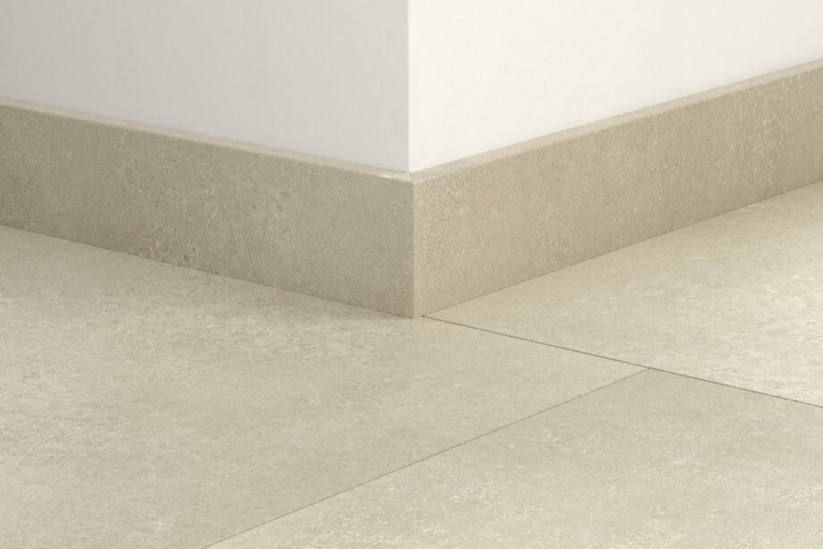 qsvsk40274-1 Плинтус Quick-Step Sandstone Concrete для LVT винила, водостойкий, 12x58x2400 мм