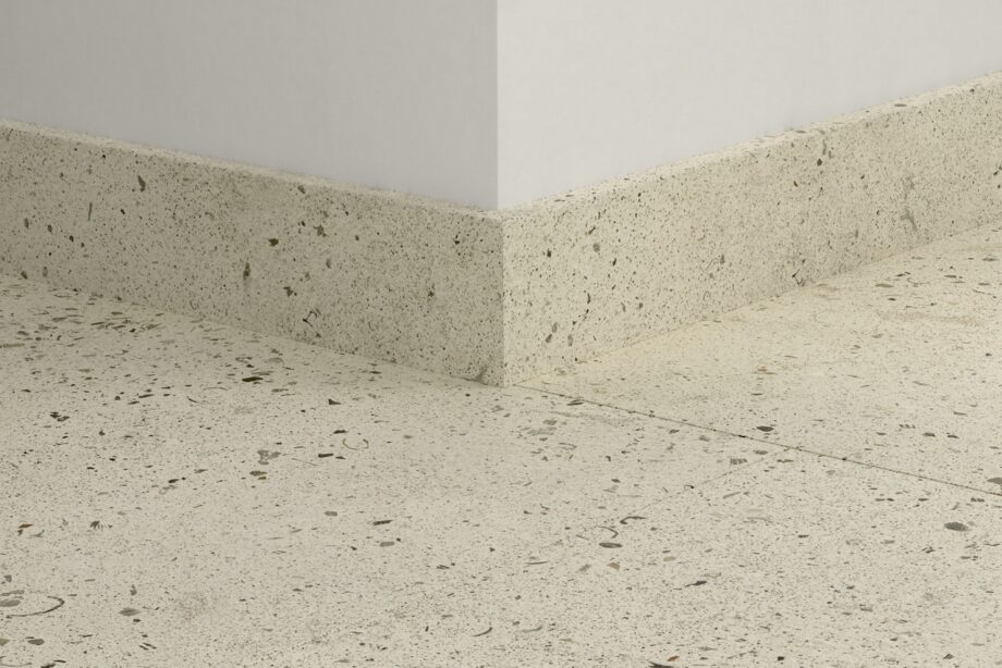 qsvsk40276-1 Плинтус Quick-Step Pebble Concrete для LVT винила, водостойкий, 12x58x2400 мм
