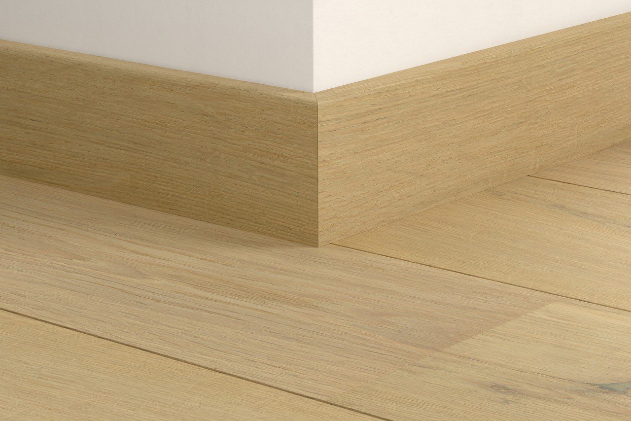 Влагостойкий деревянный плинтус Quick-Step Pearl White Oak Extra Matt для паркета, шпон, 16x80x2400 мм