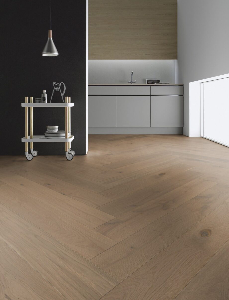 Паркет Дуб, ter Hürne, паркет елочкой, Oak ochre brown, брашированная, V-образная фаскa, особенно матовый лак – 3