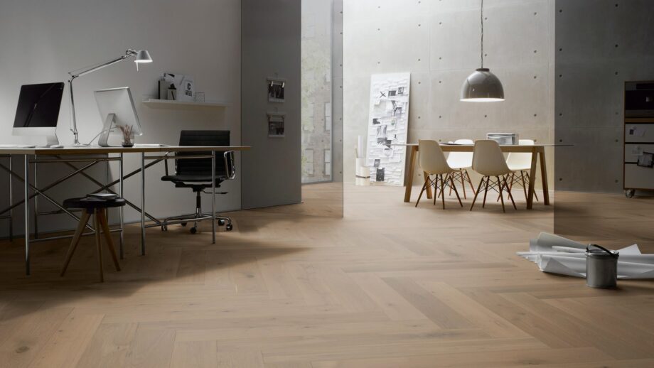 Паркет Дуб, ter Hürne, паркет елочкой, Oak ochre brown, брашированная, V-образная фаскa, особенно матовый лак – 5
