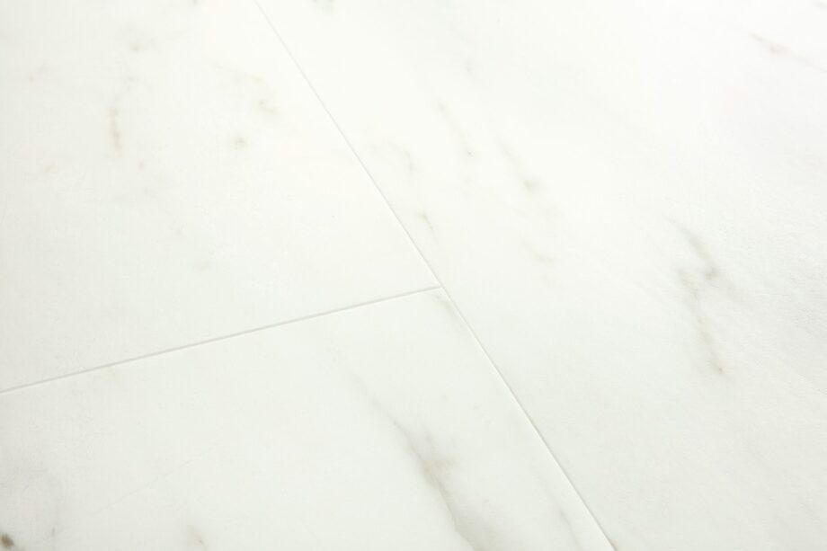 4837_10604_vinyylilattia-spc-quick-step-marble-carrara-white-alpha-tiles-viistetty