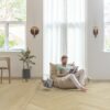 LVT kalasaba parkett Quick Step Pristine Serene Oak Light Natural paigaldatud elutoa põrandale