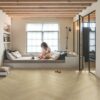 Vinylboden Fischgrät LVT Quick Step Pristine Serene Oak Light Natural – verlegt auf dem Schlafzimmerboden.