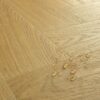 vinylboden-fischgrät-lvt-quick-step-pristine-serene-oak-medium-natural-SGHBC20332 Vinylboden Fischgrät LVT Quick Step Pristine Serene Oak Medium Natural – Sortierungs- und Farbbeschreibung.