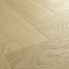 Vinyylilankku kalanruoto tarjous Quick Step Pristine Serene Oak Light Natural – lajitelman ja sävyn kuvaus.