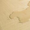 Kalanruoto laminaatti Quick Step Impressive Дизайн Ginger Oak, lämmin keskiruskea tammen sävy ja tasainen lajitelma, vesilätäkkö osoittamassa vedenkestävyyttä