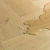 kalanruotolaminaatti-quick-step-pergo-impressive-design-gardamom-oak Kalanruotolaminaatti Quick Step Pergo Impressive Дизайн Gardamom Oak, vaaleanruskea tammen sävy ja tasainen lajitelma, vesilätäkkö osoittamassa vedenkestävyyttä