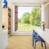 ламинат-елка-quick-step-impressive-design-nutmeg-oak Ламинат ёлочкой Quick Step Impressive Дизайн Nutmeg Oak, уложен на кухонный пол, белый обеденный стол с синими стульями и вазой с цветами