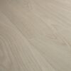 vinyylilankku-quick-step-blos-vaalea-chia-tammi Vinyylilankku Quick Step Blos Vaalea Chia Tammi, vaalea harmaan sävy ja oksaton tammilankku, lankkulattia tammi.