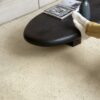 LVT põrand Quick-Step Illume Pubble concrete paigaldatud elutoa põrandale. Madal telekalaud milelel keegi toetab oma jalgu. Laual on lisaks jalgadele ka raamatud ja vaas.