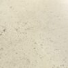 LVT põrandakate Quick-Step Illume Pebble concrete heleda tooni ja säbrulise betooni disainiga.