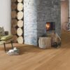 Naturaalparkett Bauwerk Casapark Budget Cut harjatud matt lakk paigaldatud koridori ja elutoa põrandale. Suur kiviga kaetud kamin milles tuli. 