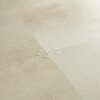 Vinyylilaatta Quick-Step Illume Sandstone Concrete asennettuna modernin kodin lattialle – lämmin hiekkabeige/greige sävy ja luonnollisen pehmeä betonidesign, jossa on hienovarainen kivimäinen tekstuuri.