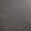 Vinyylilaatta Quick Step Oro Volcanic Rock asennettu lattialle tumma grafiitinharmaa vulkaaninen kivisävy moderni kivikuosi hienovarainen kivipinnan struktuuri ja luonnollinen sävyvaihtelu kestävä ja helppohoitoinen vinyylilattia sisustuksessa
