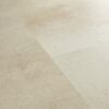 Vinyylilattia Quick-Step Illume Sandstone Concrete asennettuna kodin lattialle – lämmin hiekkabeige/greige sävy ja hillitty, luonnollisen kivimäinen betonidesign hienovaraisella tekstuurilla.