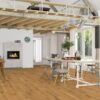 parkettilattia—bauwerk-casapark-tammi-56-harjattu-oljyvahattu Parkettilattia Bauwerk Casapark Tammi 56 harjattu öljyvahattu asennettuna rustiikkityylisen keittiön ja ruokailutilan lattialle – tilassa on myös palava takka; luonnollinen tammen sävy, harjattu pinta ja elävä puukuvio.