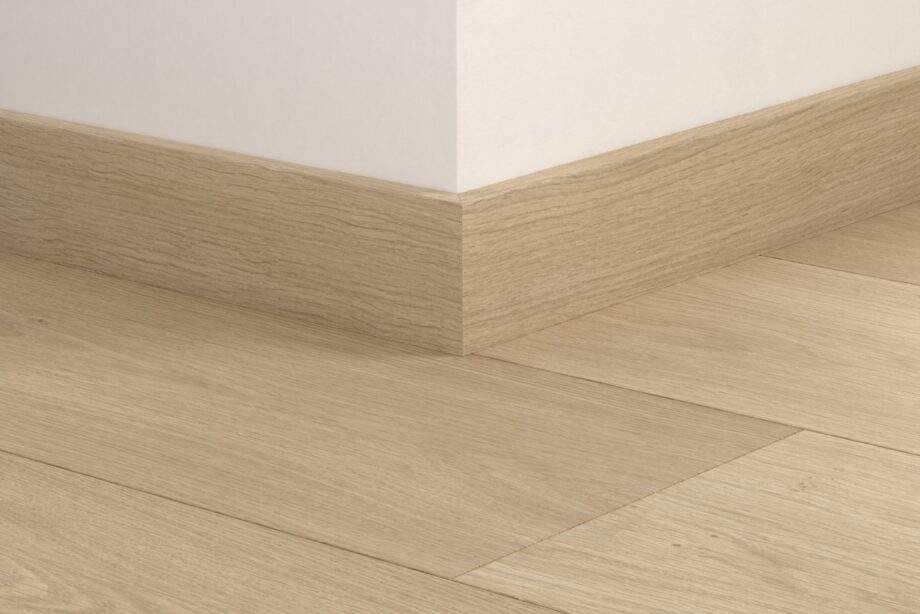 qsvsk40322-1 Плинтус Quick-Step Coast Oak Sand для LVT винила, водостойкий, 12x58x2400 мм